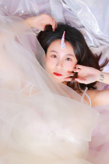 脱岳裙子从后面挺进去电影